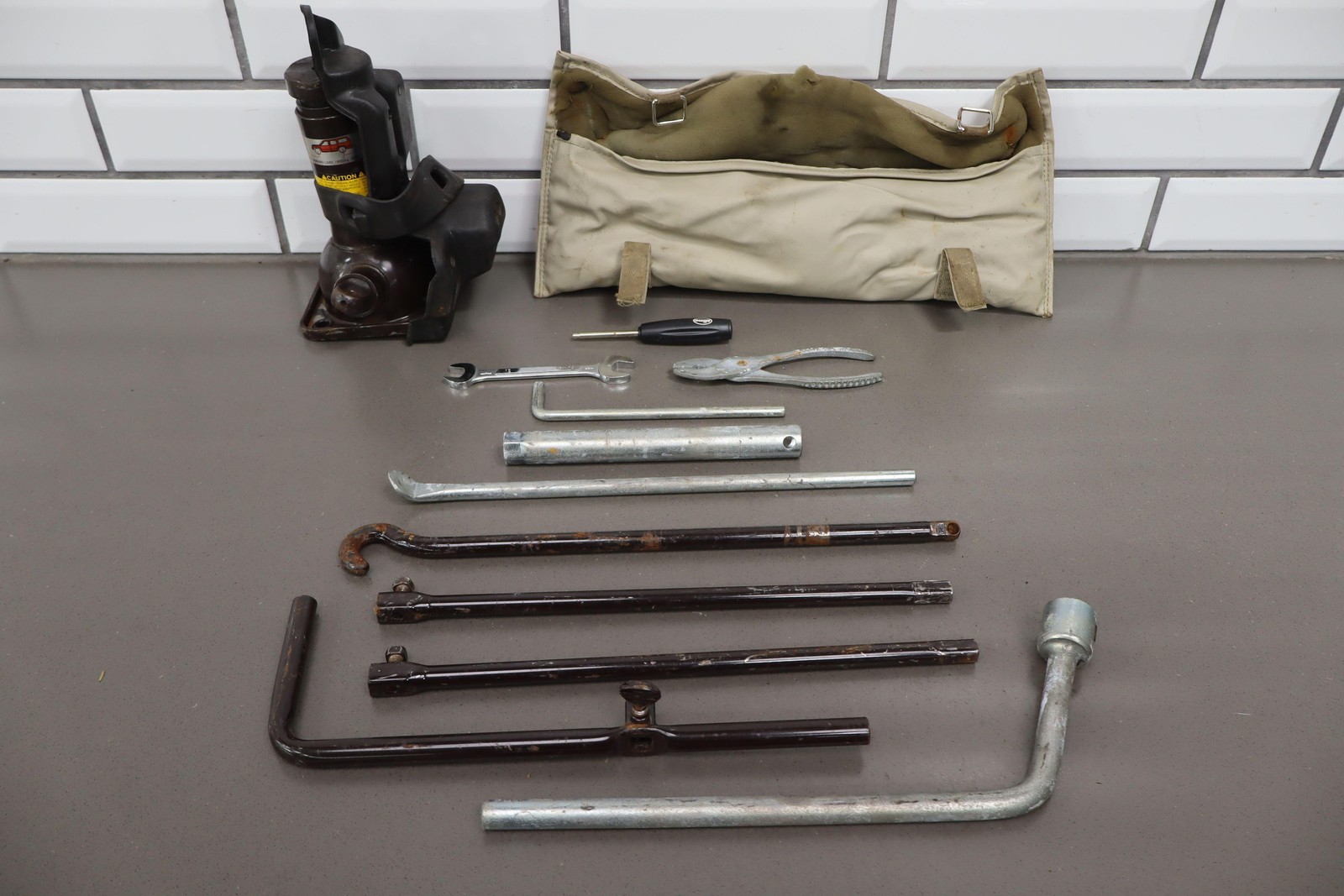 1996-1998 Lexus LX450 Emergency Roadside Bottle Jack W/Bracket & Tools