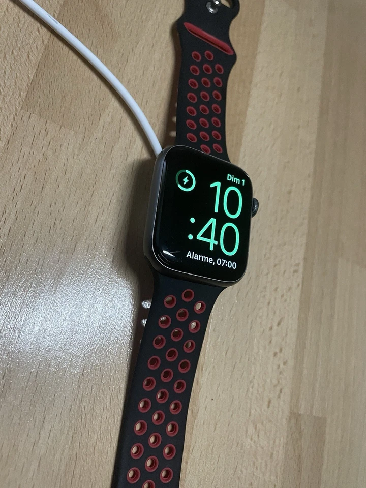 Apple Watch Series 4 44mm - Photo 2/4