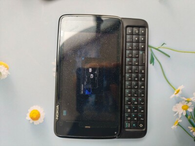 9/10 N E W Nokia N900 - 32 GB - Black (Unlocked) 3G with a pen