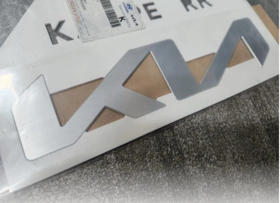 KIA SORENTO Y CARNAVAL 2022-2026 EMBLEMA PUERTA TRASERA PUERTA LEVADIZA Foto 3 de 4