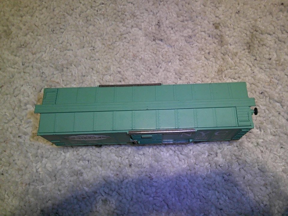 S GUAGE AMERICAN FLYER #24065 NYC BOXCAR - Image 2 of 4