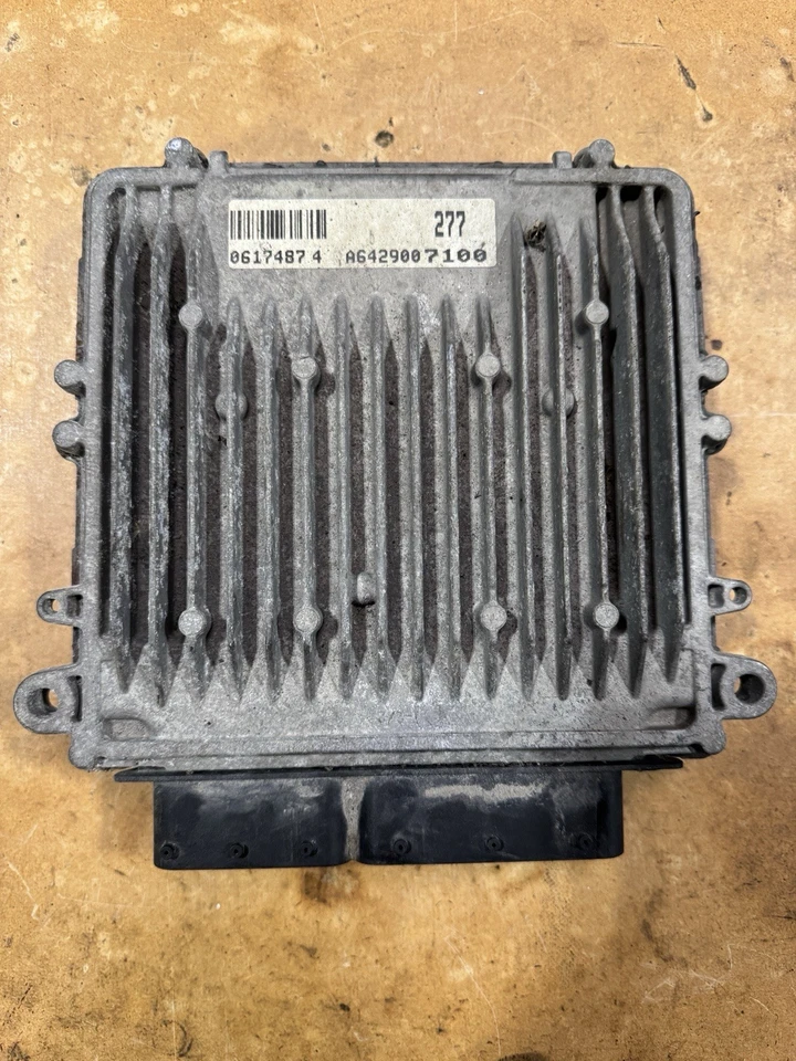 Computadora Mercedes Benz Sprinter 2010-2012 motor ECM A649007100 0281016633 Foto 2 de 2