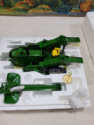 ERTL PRECISION CLASSICS 4020 JOHN DEERE TRACTOR WITH 237 CORN PICKER, NEW, OB - Picture 2 of 4