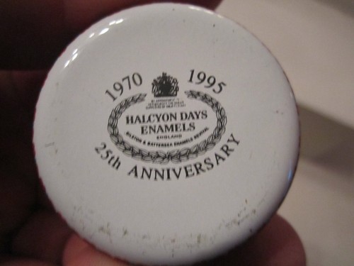 HALCYON DAYS ENAMEL BOX CHRISTMAS 1995 25TH ANNIVERSARY - 2" X 1 3/4" X 1" - Picture 5 of 5