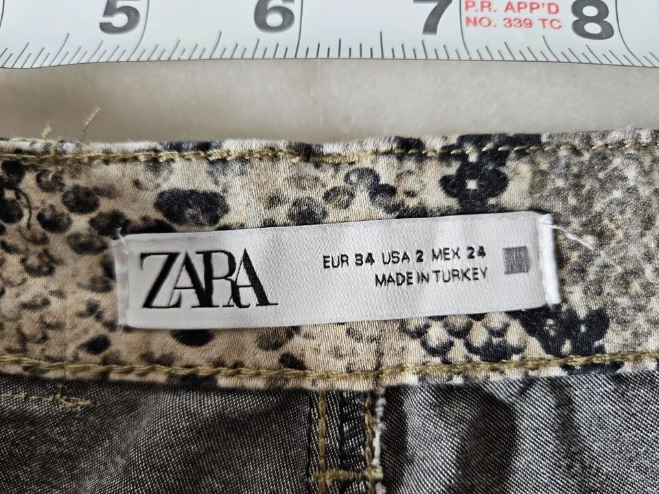 Pantalones ajustados de pierna recta con estampado de pitón serpiente tiro alto de Zara para mujer talla 2 Foto 4 de 4