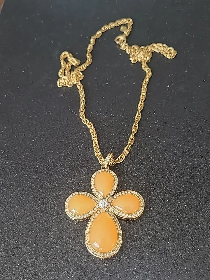 Collar Cadena Nolan Miller Melocotón Lucita Cabujón Estrás Cruz Tono Dorado Foto 2 de 2