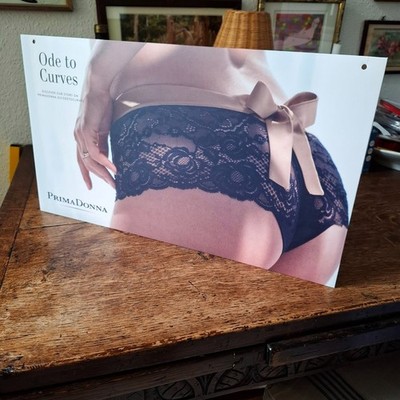 PRIMADONNA Dessous ''Ode to Curves'' Pappaufsteller Reklame Werbetafel 29x51 cm