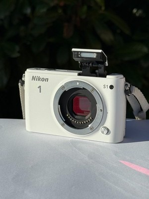 Nikon 1 S1 weiß - 10MP kompakte Hybridkamera - nur Gehäuse - sehr guter Zustand 