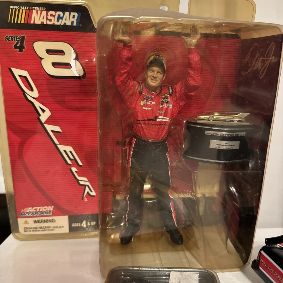 Dale Earnhardt Jr. Lote - Diecast, Estatuilla, Adorno Y Juego De Encendedor/Llavero Foto 2 de 4