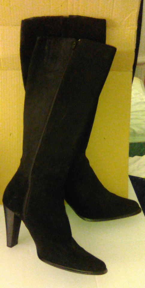 Newport News* Botas de Gamuza Negras Hasta la Rodilla Apiladas 4" Tacón Talla 8.5 Foto 4 de 4