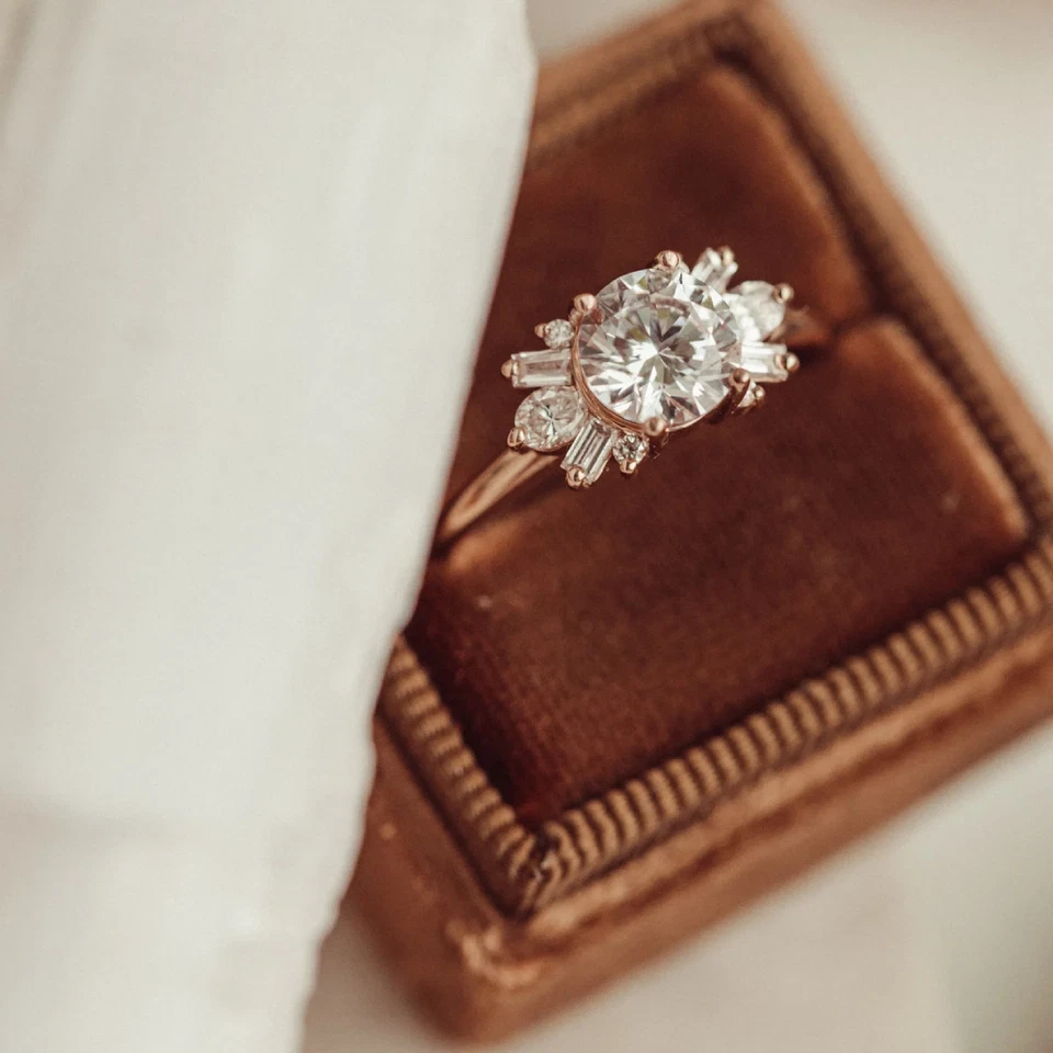 18k Yellow Gold Engagement Ring Lab Grown Oval 1.40 Carat IGI Certified Diamond - Image 4 of 4