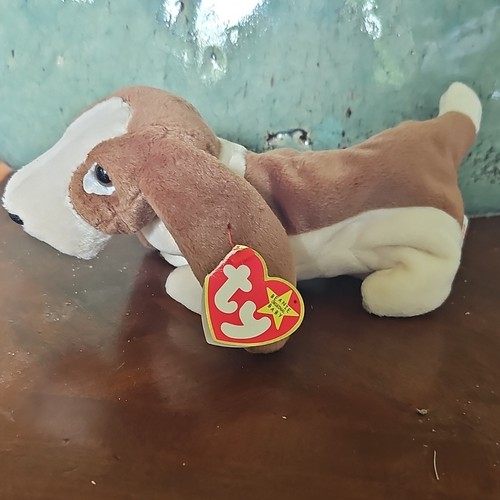 Ty Beanie Babies Tracker Basset  Plush Beanbag Brown & White 1997 w/tag errors