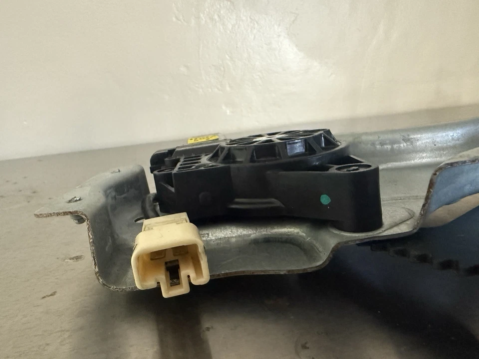 06 PONTIAC GTO DOOR WINDOW REGULATOR FRONT RIGHT PASSENGER - Image 3 of 4