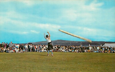 SCHOTTLAND WIRFT DEN SABER - HIGHLAND GAMES - POSTKARTE