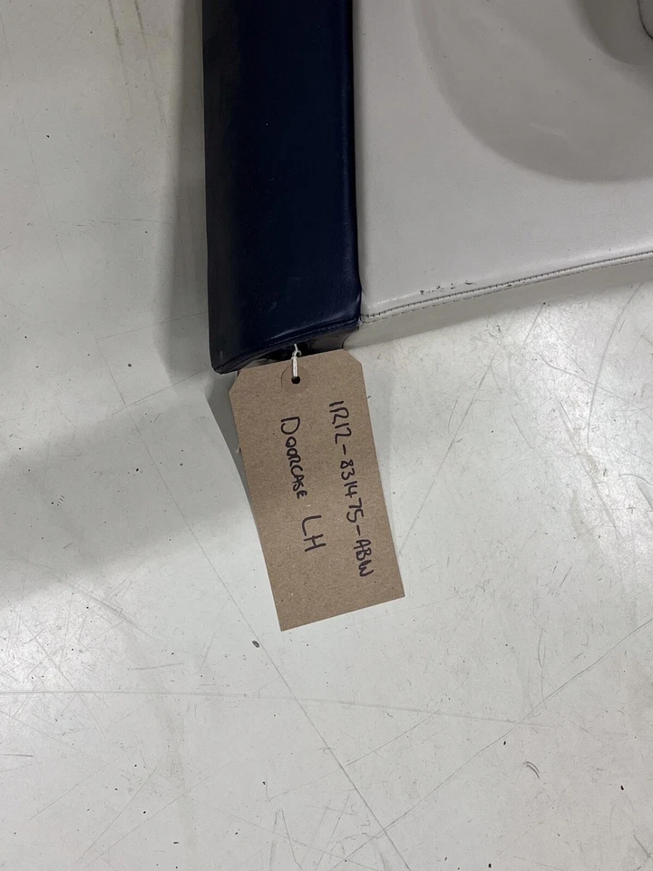 ASTON MARTIN VANQUISH 2002 PORTA/PORTA CARTÃO LH (1R12-831475-ABW) - Imagem 3 de 4