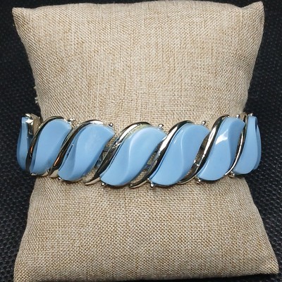 Vintage Signed GEM-CRAFT Bracelet Light Blue Lucite Silver Tone. 14.567