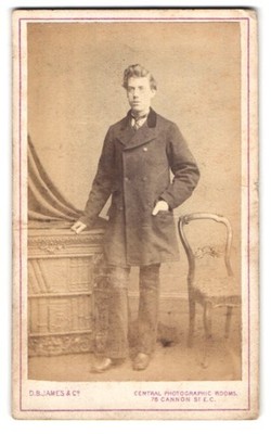 Fotografie Central, London-EC, 76 Cannon Street, Portrait junger Mann in modisc 