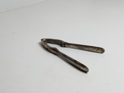 Nussknacker Nüsse knacken mechanisch alt vintage Metall Gebrauchsspuren