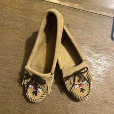 Minnetonka Beaded Thunderbird Animikii Moccasins Flats Size 7.5 Boho Tan Suede