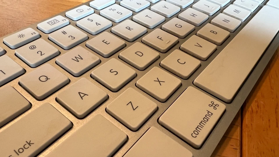 COMO NUEVO: Teclado extendido con cable Apple A1243 MB110LL/A - Blanco/Aluminio Foto 2 de 4