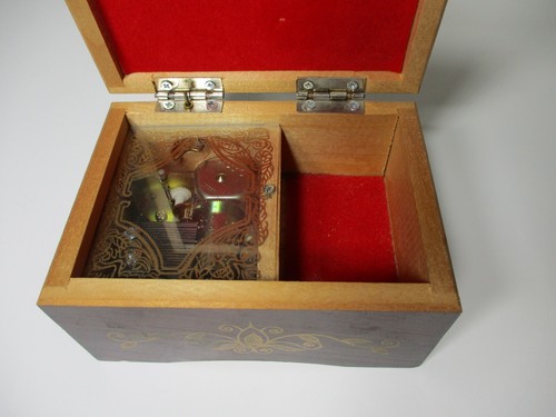 QUILTTED TOP WOOD WOODEN JEWELRY BOX TOYO MUSIC BOX - Picture 6 of 9