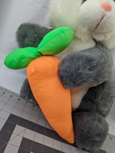 Graues Kaninchen Plüschhase 24 Zoll Nylon Karotte Tb Trading Co Stofftier Spielzeug - Bild 4 von 12