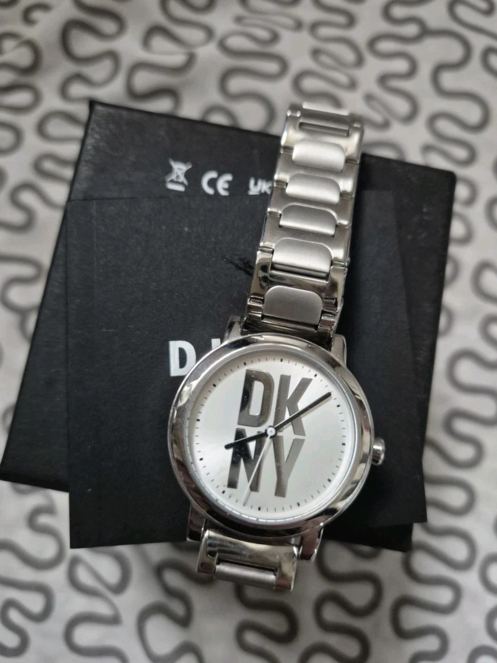 Uhr DKNY in silber sehr guter Zustand Damenuhr - Bild 3 von 3