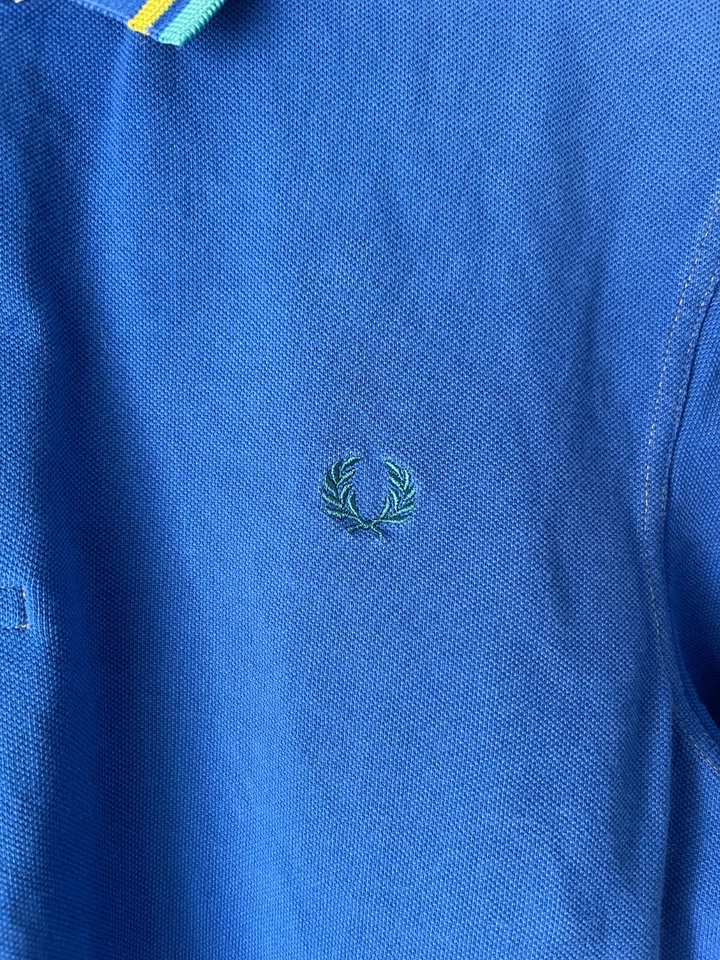 Camisa polo Fred Perry para hombre azul medio manga corta Foto 2 de 4