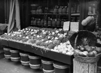 Sale exotic fruits Hediard place de la Madeleine Paris France 1931 Old Photo