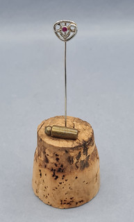 ANCIENNE ÉPINGLE À CRAVATE MÉTAL ARGENTÉ ET PIERRE STYLE RUBIS VERS 1900