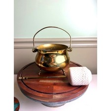 Ancien chaudron bol à pieds en laiton avec longue torche en laiton - décor foyer