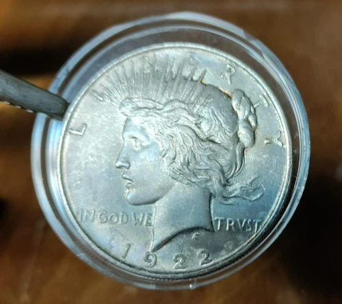 1922 PEACE SIVER DOLLAR.   XF