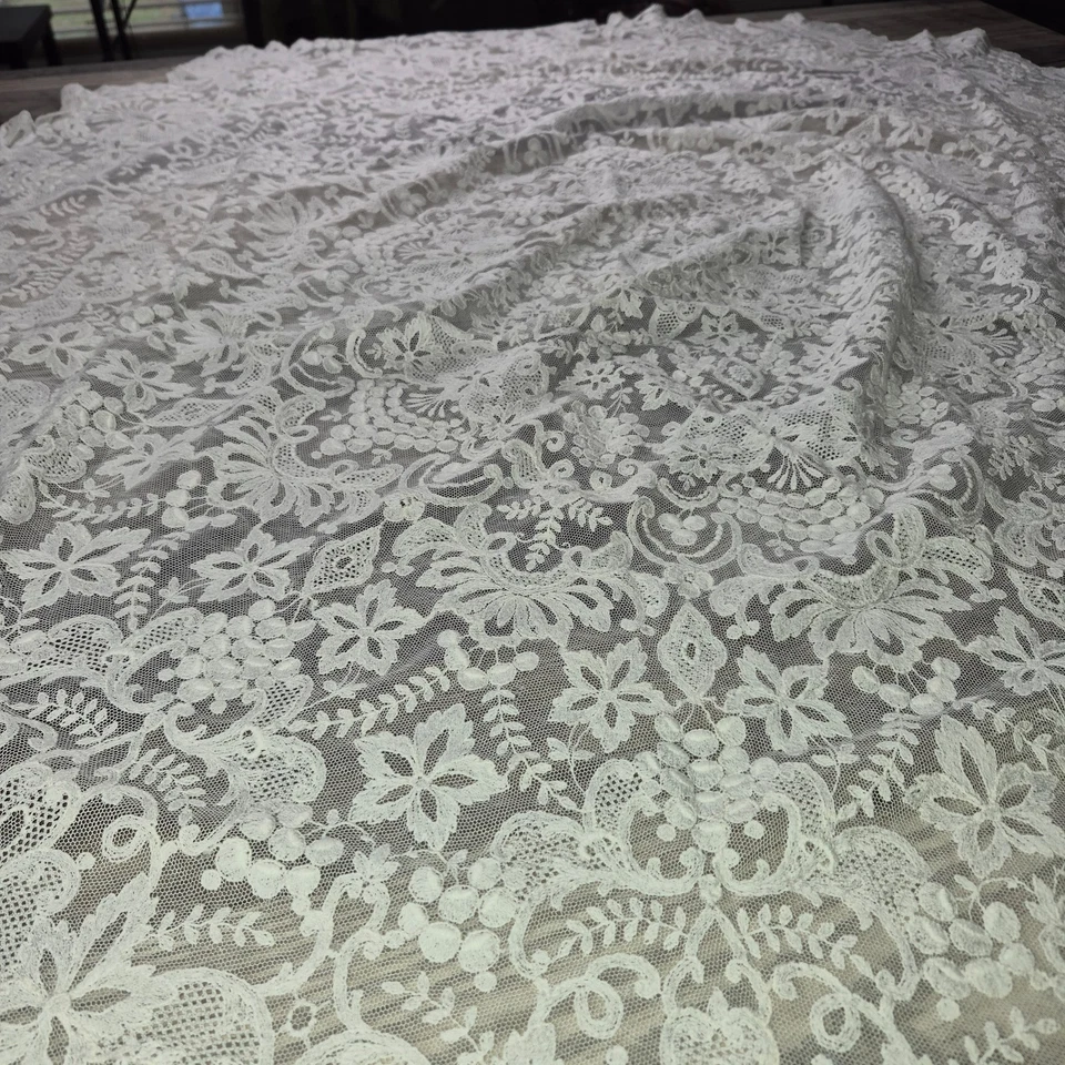 Mantel redondo de encaje blanco 44 pulgadas por 44 pulgadas Foto 4 de 4
