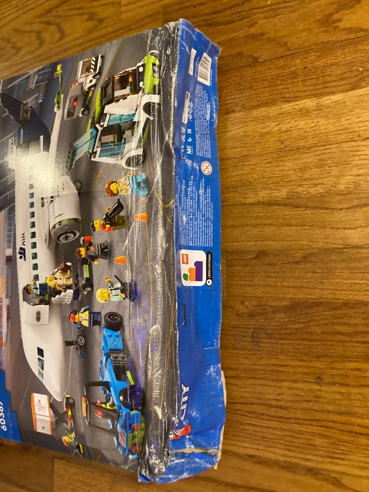 LEGO® City 60367 avión de pasajeros - nuevo pero la caja es un desastre Foto 2 de 4