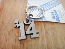 Año 2014 28x26mm '14 Peltre Graduación Nacimiento Aniversario Llavero 27mm