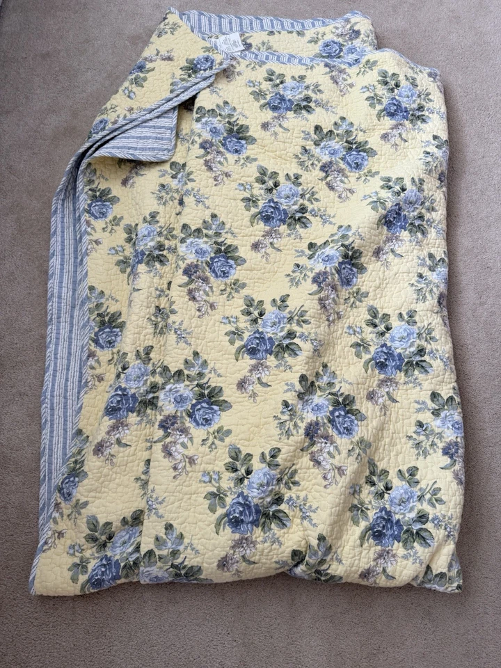 Yellow and blue floral quilted blanket #cottagecoreSize full reversible. - Image 4 of 4