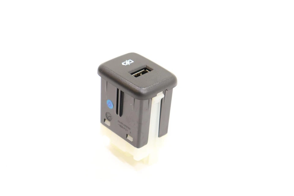 2018 - 2024 BUICK ENCLAVE REAR RIGHT QUARTER PANEL USB CHARGER PORT OEM 13527225 - Image 3 of 4