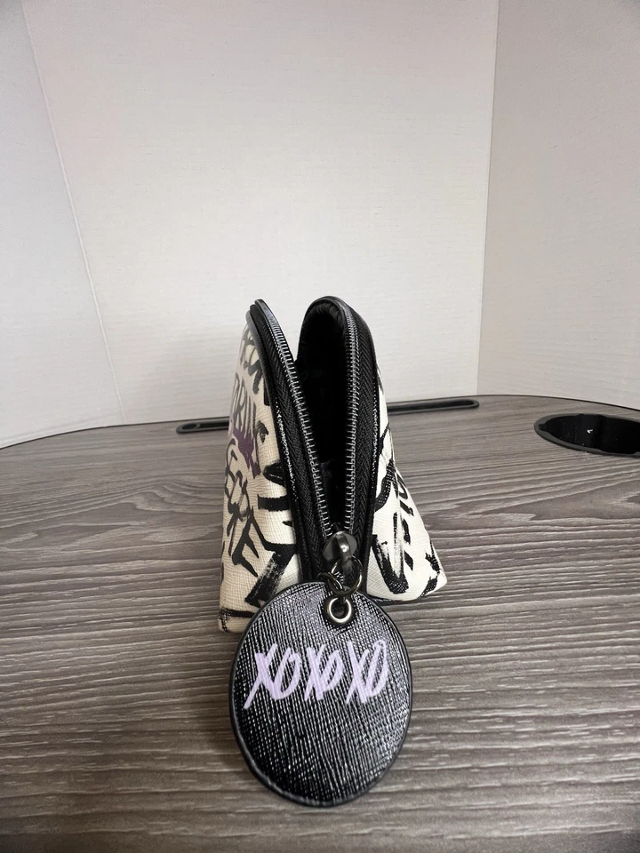 Pequeña bolsa de cosméticos Victoria's Secret graffiti negra y púrpura Foto 2 de 4