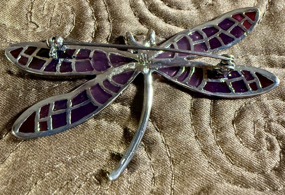 Broche libélula Lauren Ralph Lauren con pedrería rosa y púrpura Foto 3 de 4