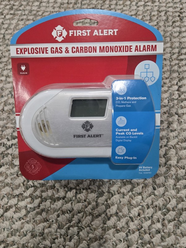 First Alert Plug-In Carbon Monoxide CO2 Alarm 9V Battery Backup Included 1039760