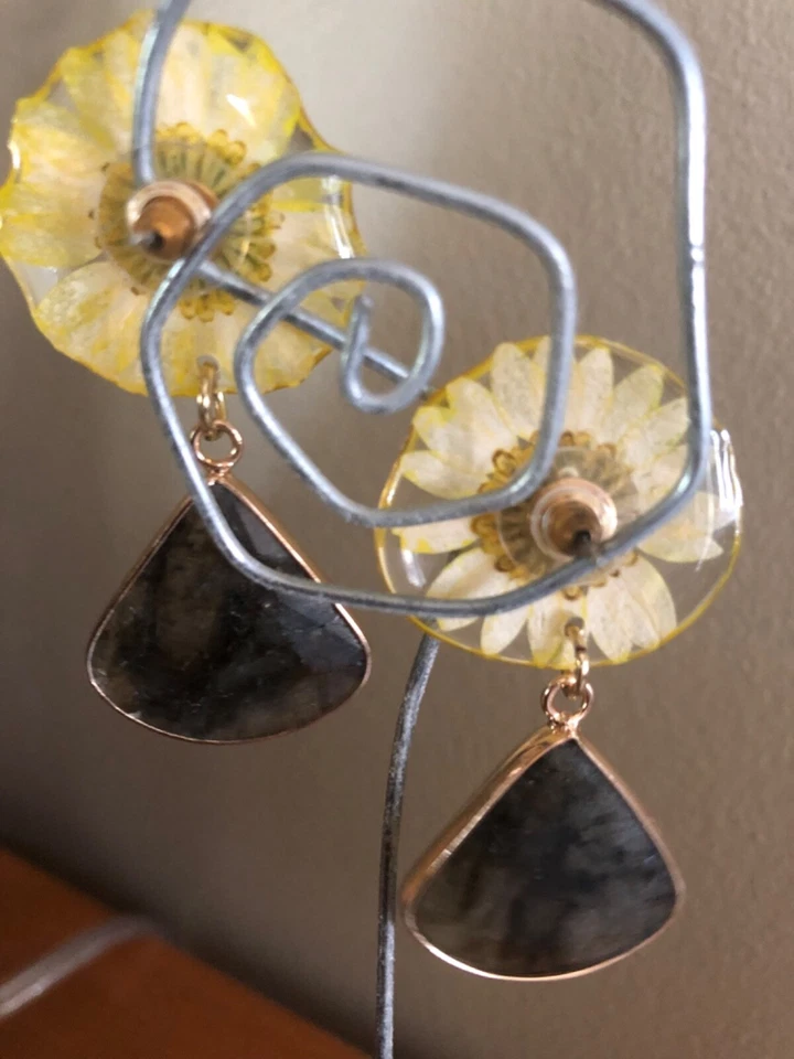 Pendientes colgantes Anthropologie girasol, tono dorado, piedra resina verde Foto 3 de 4