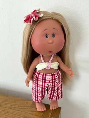 NEU - NINES LITTLE MIA PUPPE MIT BLONDEN HAAREN IM SOMMEROUTFIT - 23 CM
