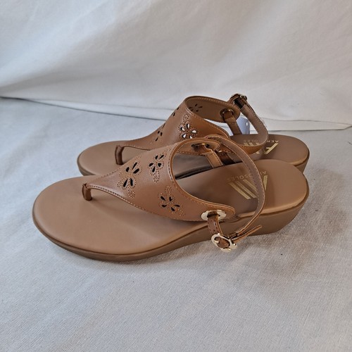 Aerosoles Women's 7.5 Sandals Thong Faux Leather Tan Wedge Perforated - Picture 3 of 13