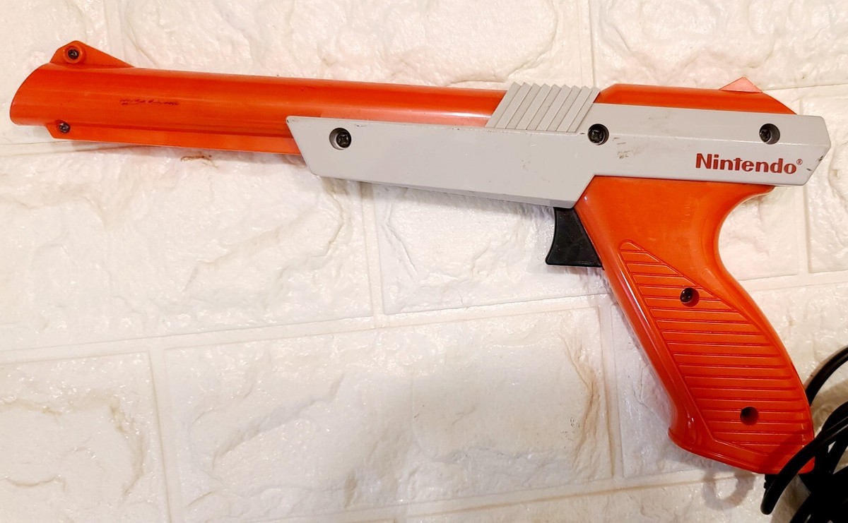 海外限定 '1985 NES Zapper Nintendo Vintage 1985 Nintendo NES ZAPPER LIGHT GUN For Duck Hunt