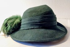 Vtg Green Wool/Felt Cloche Ladies Hat w Green Feathers Head Size 22.5" G-V IA 