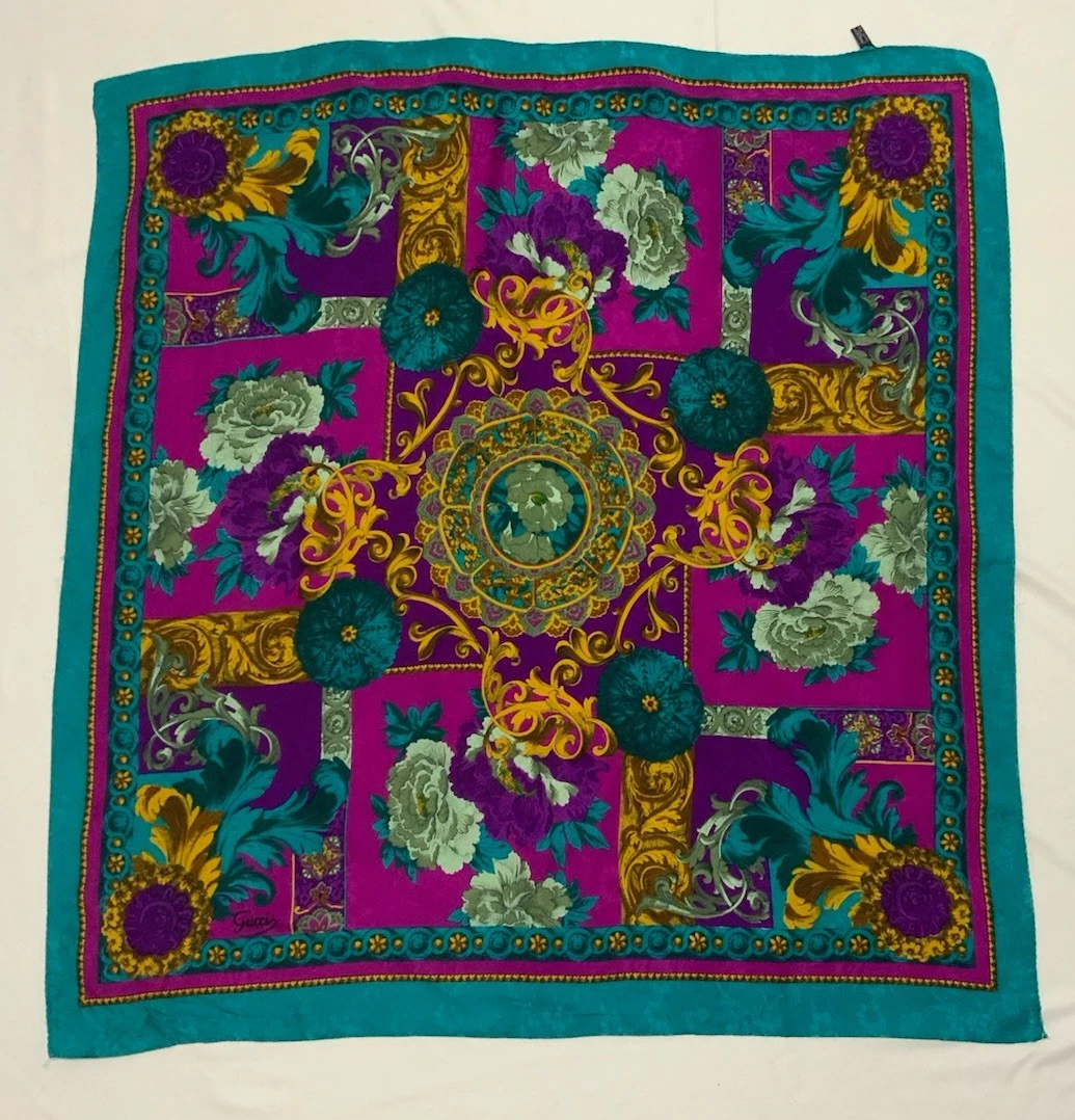 Foulard ancien en soie bleue GUCCI. 36/34 En Fleurs, Estampe Baroque M En Italie PVGC