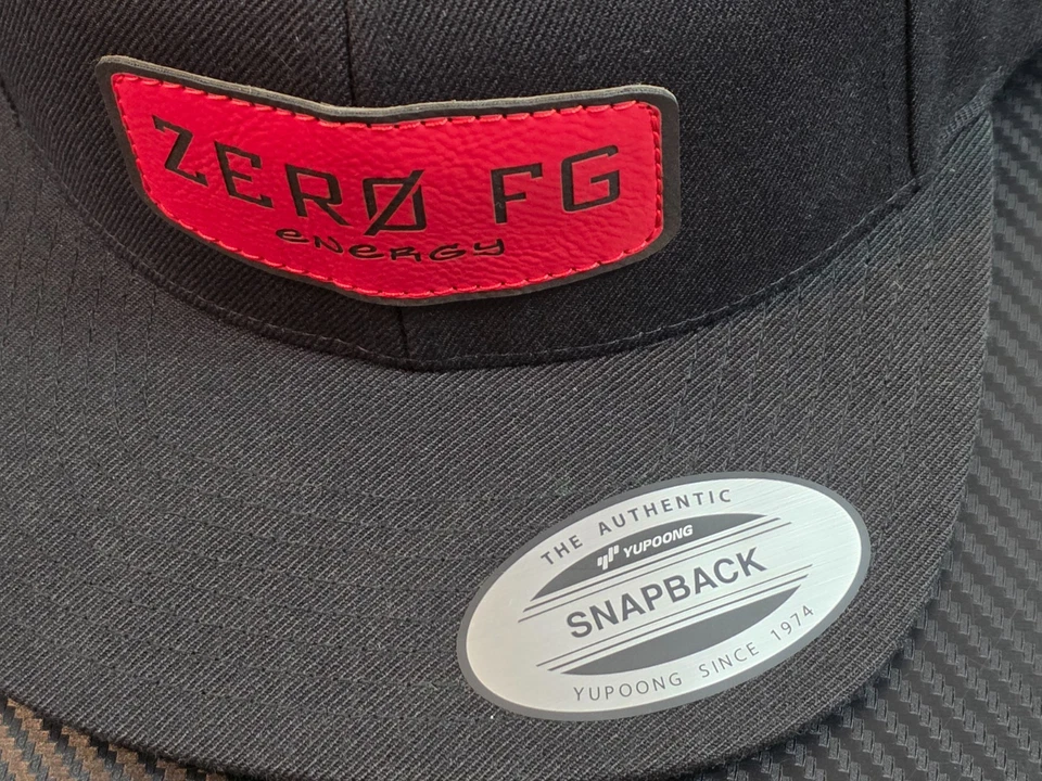 Gorra Yupoong The Classics Zero FG Energy Snapback negra/roja Foto 4 de 4