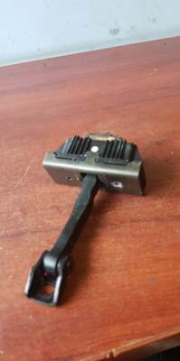 BMW 1er E81 E82 E88 Türbremse Tür Rückschlagstopper vorne links 7164623