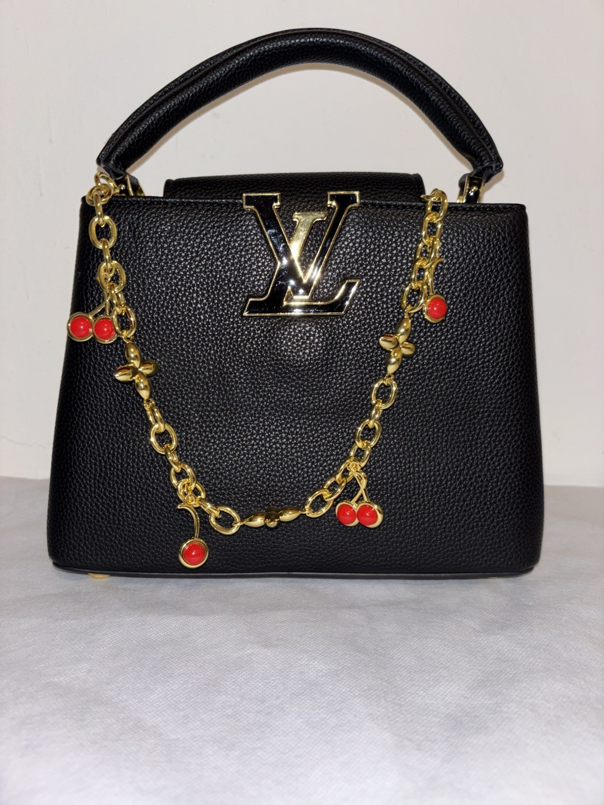 Borsa Donna Nera Tipo Capucines - Tracolla e Dettagli Oro