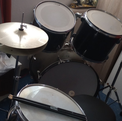 Remo Akustisches Drum Kit 5-teilig mit Hi-Hat, Snaredrum, Tom, Bassdrum